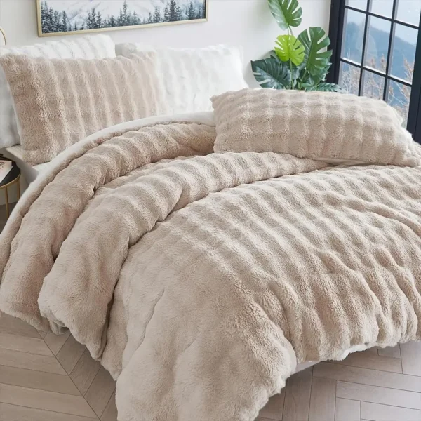 Luxury Queen Size Beige 3-Piece Comforter Set